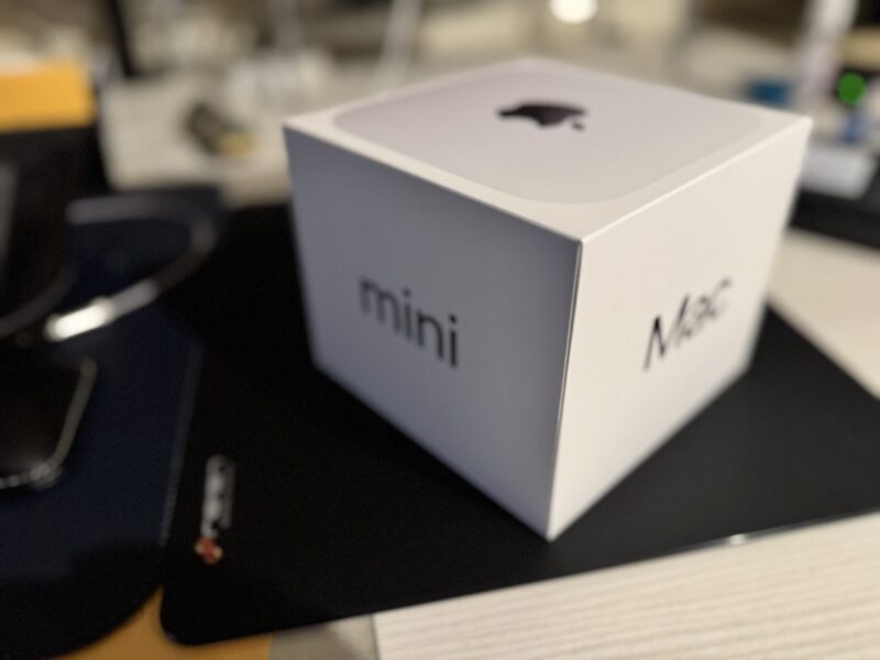 デスクに置かれた新しいMac mini M4 Proの白いパッケージボックス
